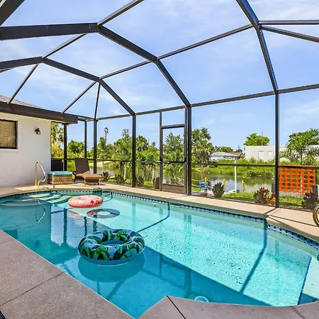 Cozy Retreat, Heated Pool, Water Canal, Bikes,3 Bedroom